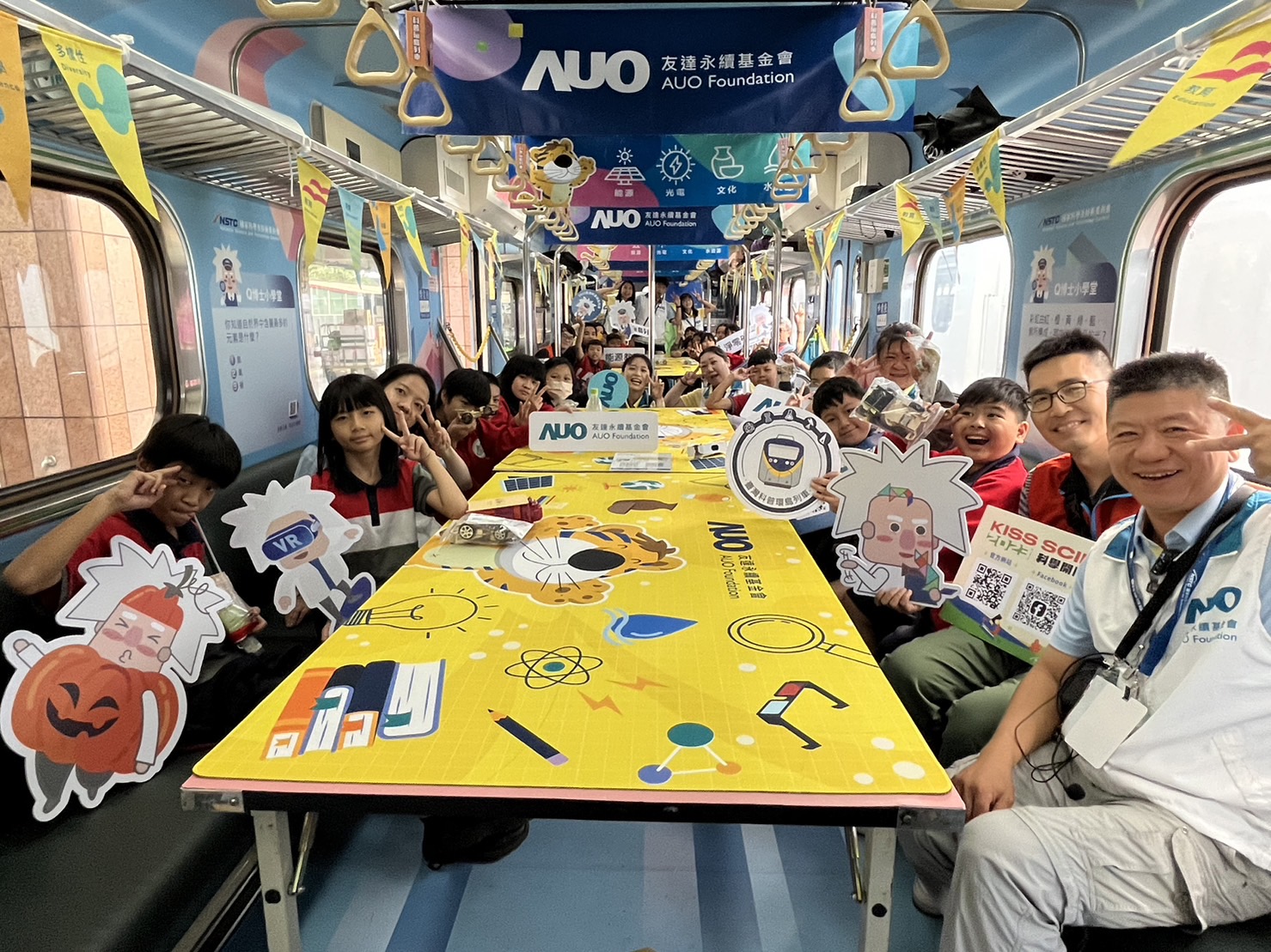 人生就是搏永續基金會參與「臺灣科普環島列車」，設計基礎科學車廂課程，以「淨零碳排和永續能源」為主題，讓學生透過創意實驗認識淨零知識，以及思考生活中的減碳行為