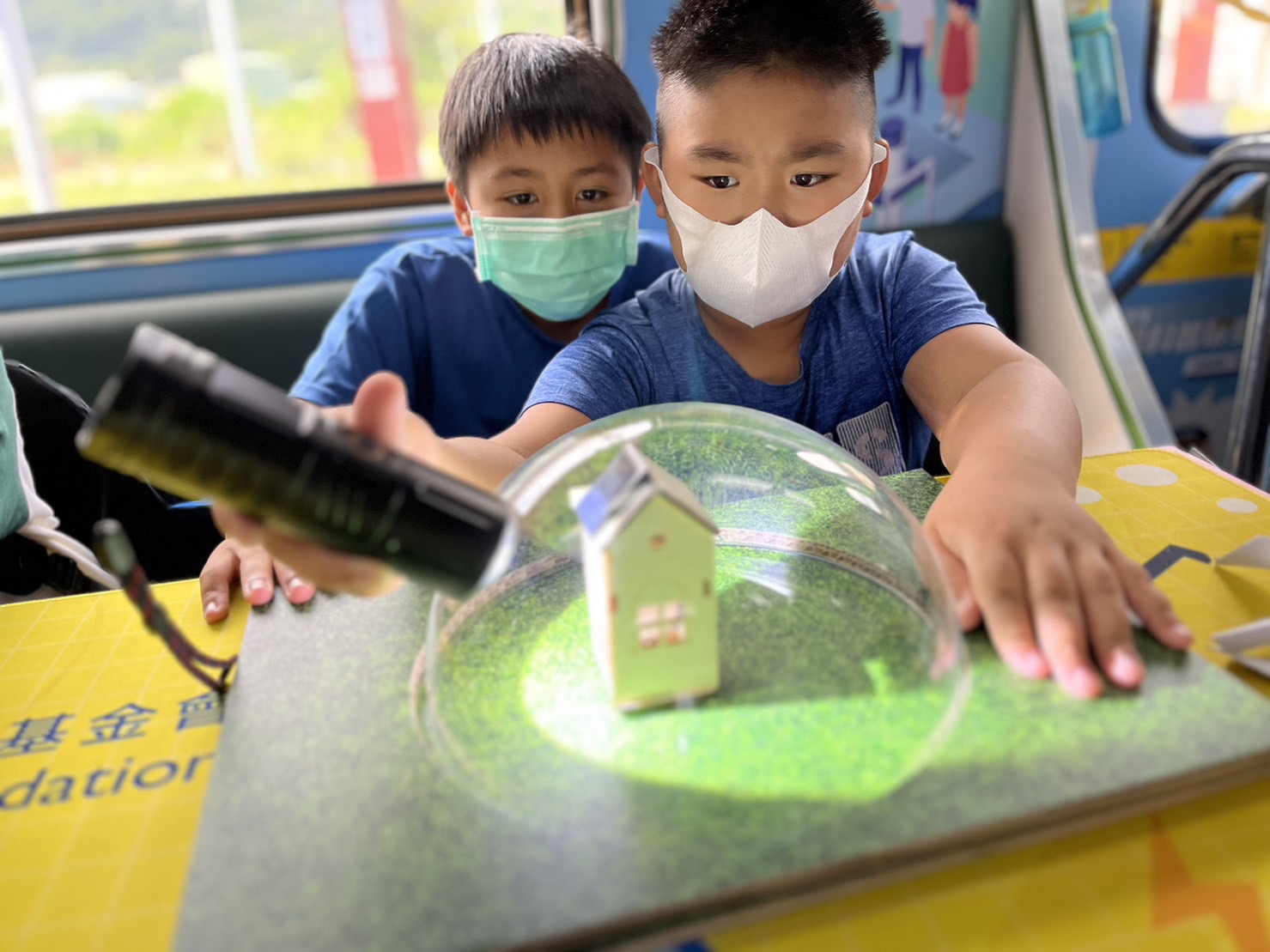 人生就是搏參與基礎科學主題車廂，以STEAM教學精神，設計「逐日科學家」、「太陽能工程師」以及「淨零建築師」三大能源科普課程和實驗
